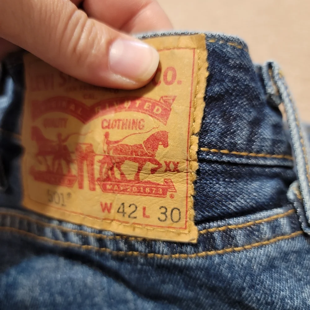 Levi's 501 Button Fly Medium Wash Mens Jeans Straight Leg‎ Size 42w/in30